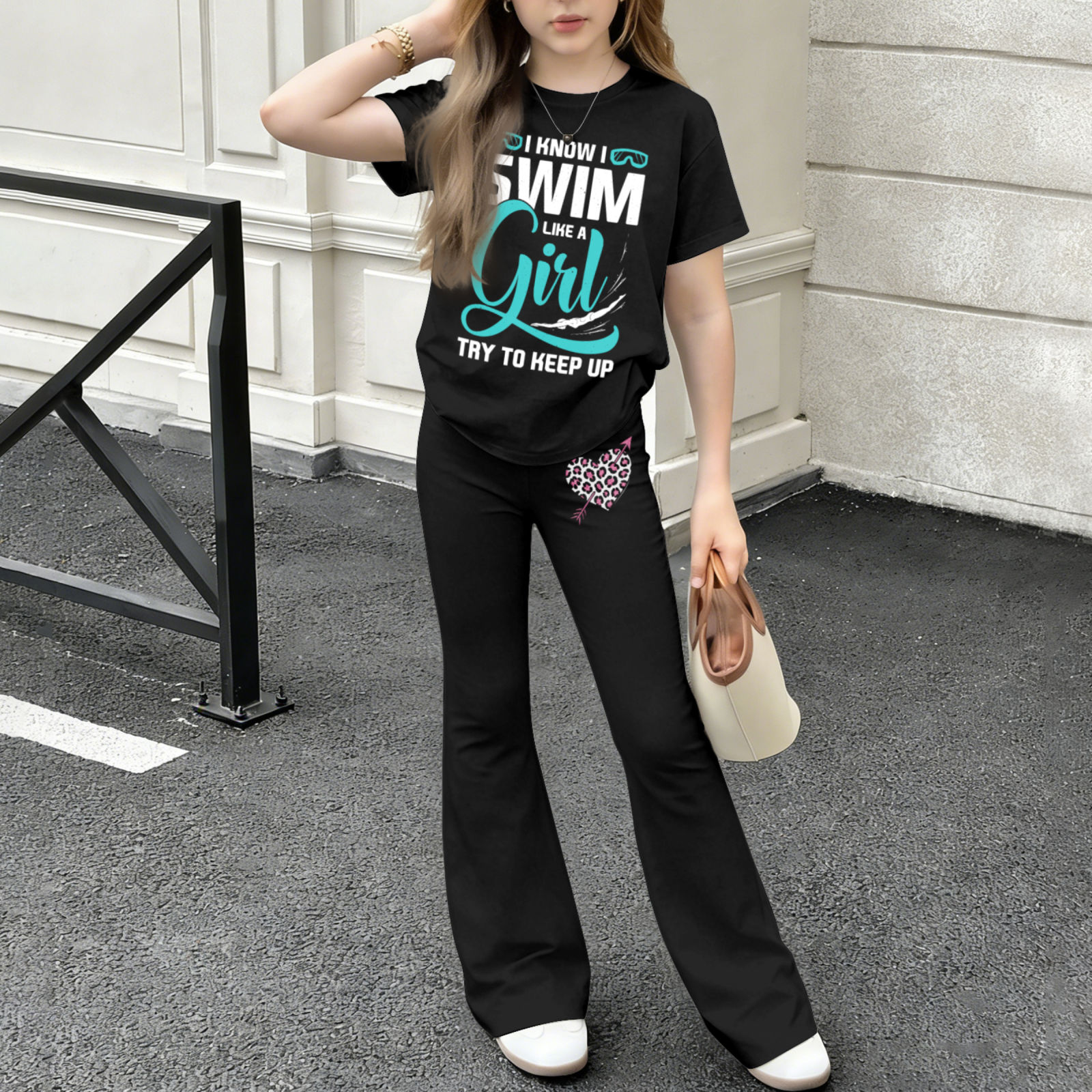 Conjunto estadounidense de camiseta y pantalón acampanado para niños, fabricado en Estados Unidos, con estampados transferidos tanto en la prenda superior como en la inferior.